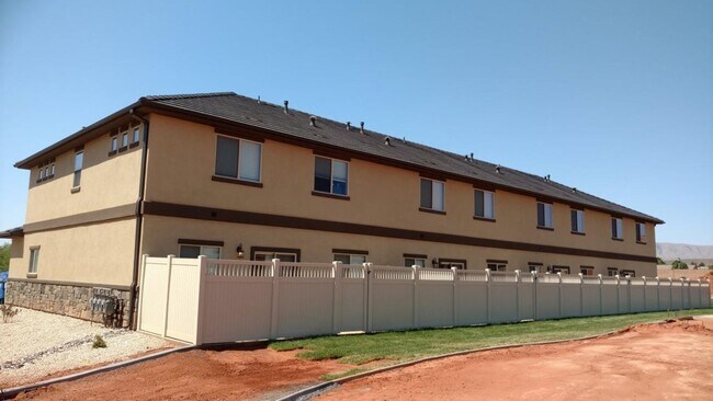 Building Photo - 3 Bedroom, 2.5 Bathroom Townhome Available...