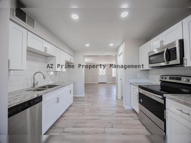 Building Photo - 452 S Mulberry