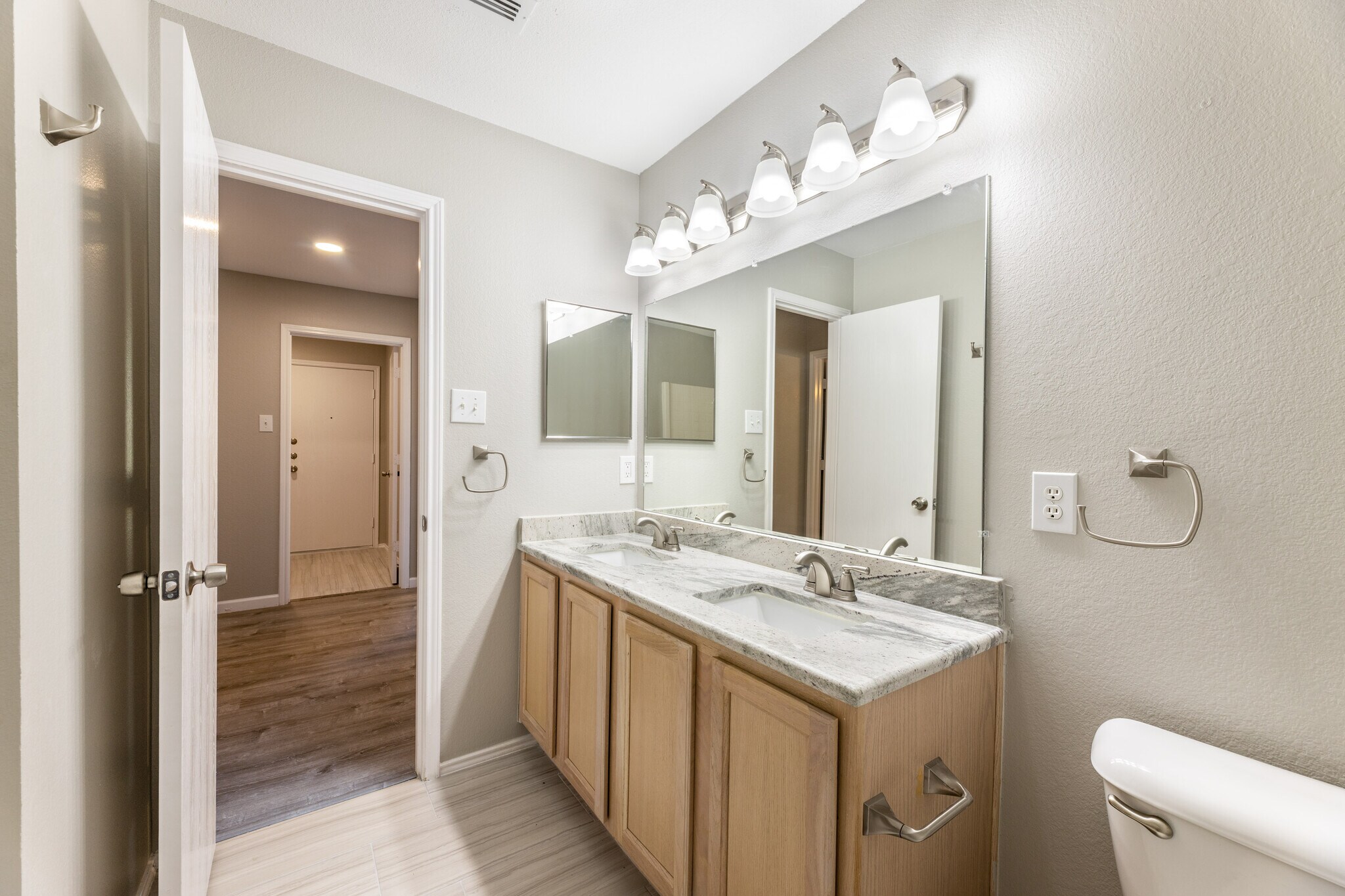 Building Photo - 1679 Chesterwood Dr