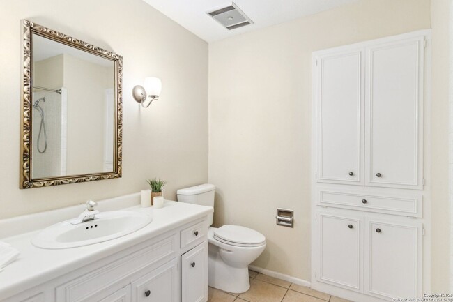 Building Photo - WHISPERING OAKS GARDEN HOME
