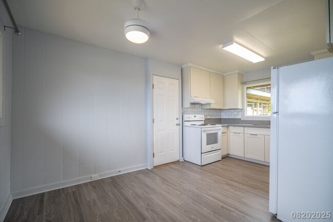 Building Photo - 3br - 910ft2 - 3br/1ba/2pkg Halawa Heights...