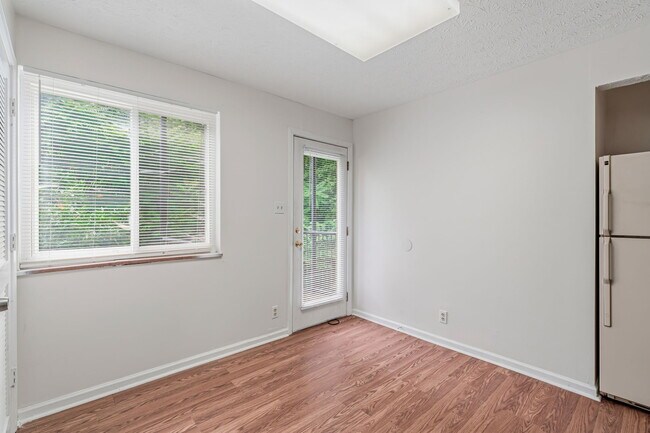 Building Photo - 476 E Red Bud Rd