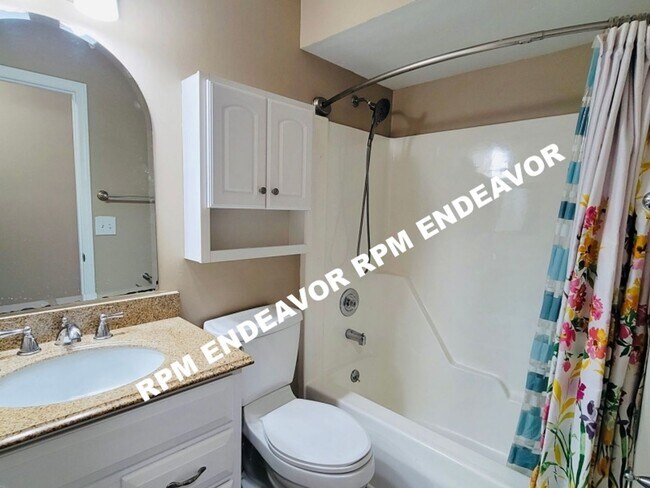 Building Photo - "Stunning 3-Bed Home with Modern Finishes, Spacious Yard, and Quiet Cul-De-Sac Location!"