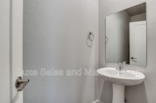 Building Photo - 17604 Sunny Hollow Rd