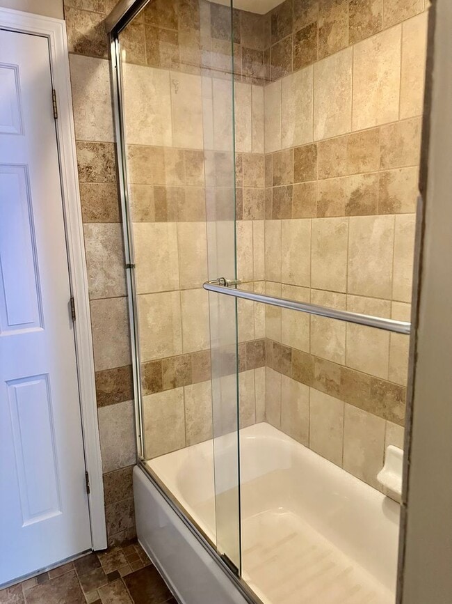 Building Photo - Large 3-Bedroom, 1-Bath Duplex