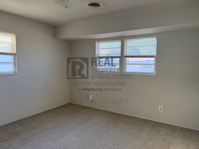 Building Photo - 301 Teakwood St