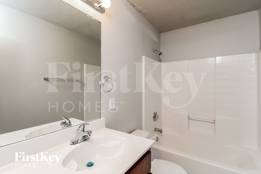 Building Photo - 3913 Fox Run Dr