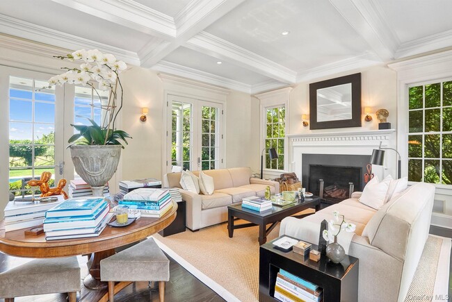 Building Photo - 10 Horse Meadow Ln