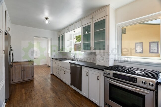 Building Photo - HIPPITY HOPPITY COME LOOK AT THIS PROPERTY!