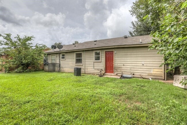 Building Photo - 9421 Sierra Dr