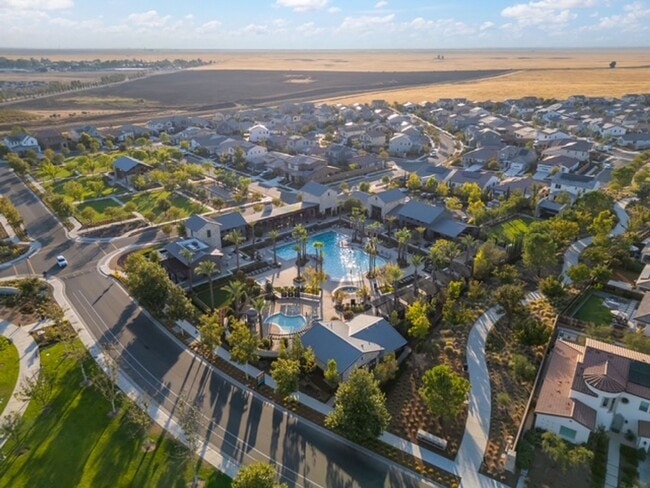 Building Photo - Madera Tesoro Viejo - Beautiful 2-Story Home, 4BR/3.5BA, SOLAR, Community Pool + Lots of Amenities