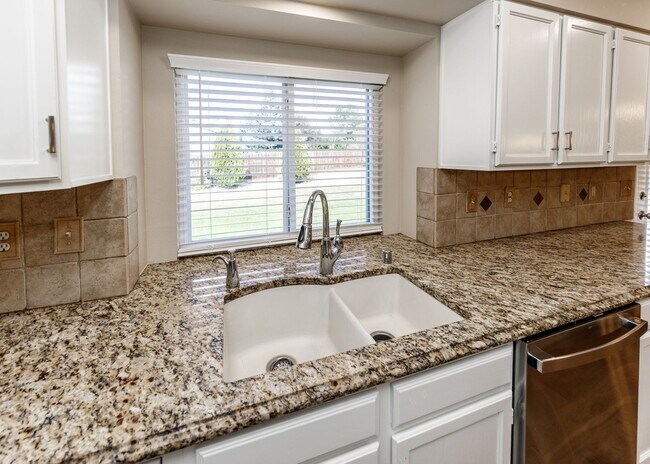 Building Photo - Stunning 5 Bedroom, 3.5 Bath Remodeled Hom...
