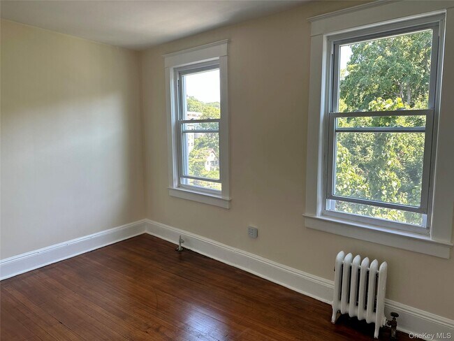 Building Photo - 497 Warburton Ave