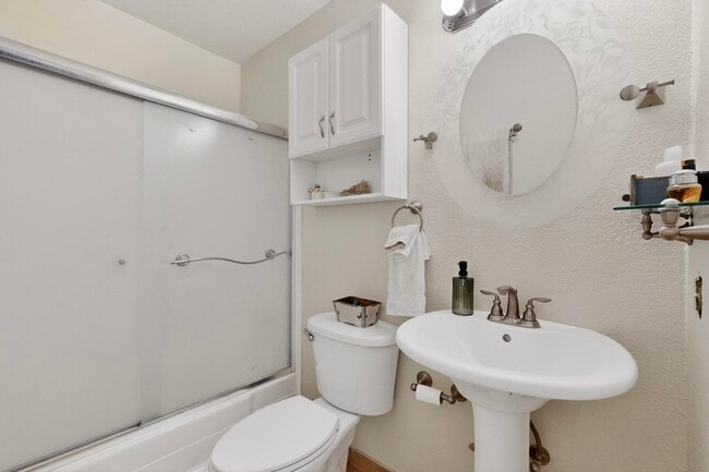 Building Photo - 6500 Martin Ct NE