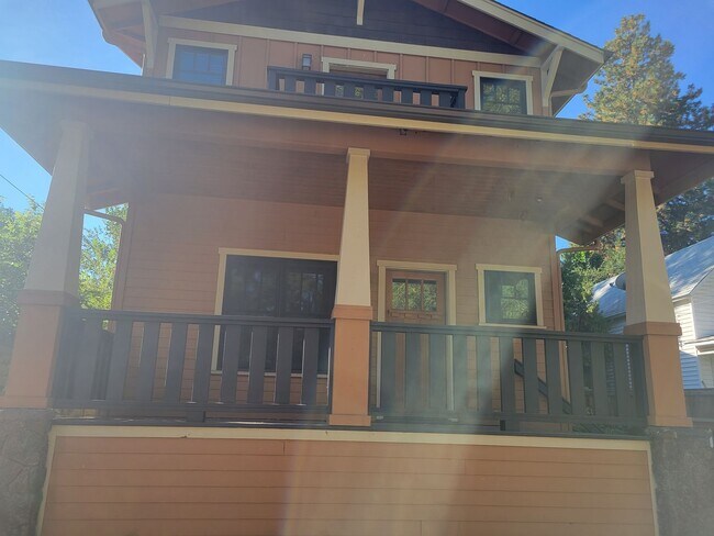 Building Photo - Large 4 bedroom westside home