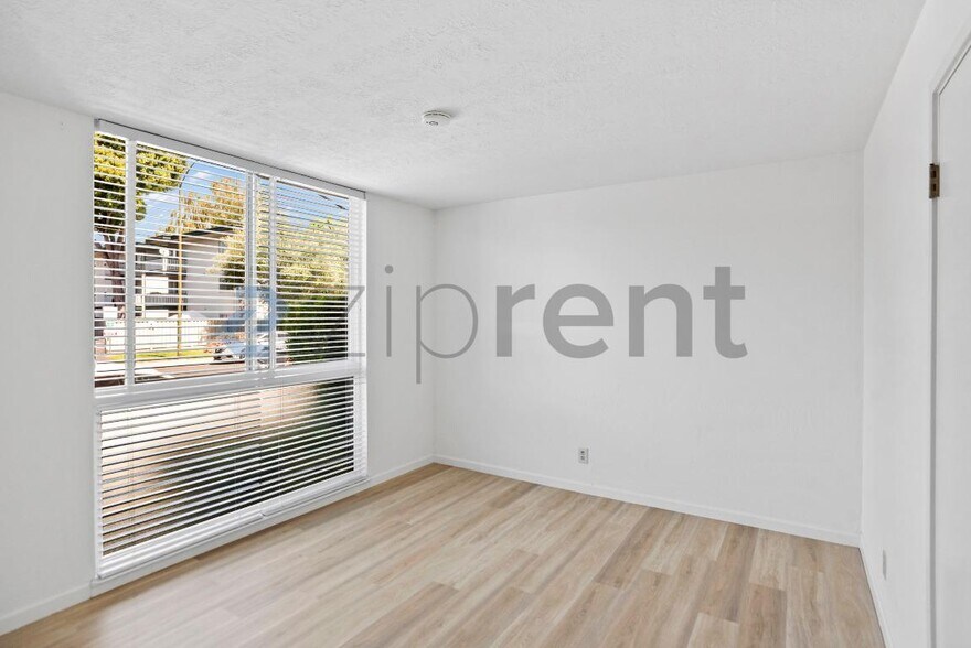 Building Photo - Unit 103