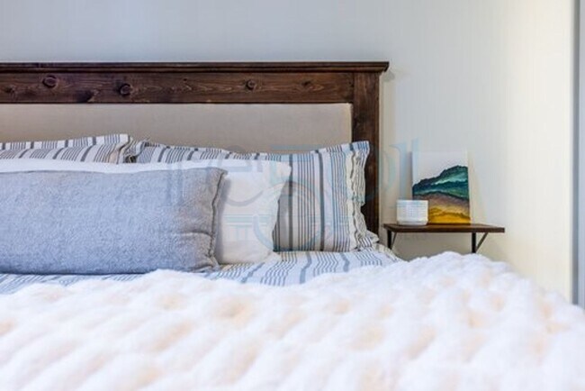 Building Photo - Attn: Pilots! 3BR 2BA Crashpad!