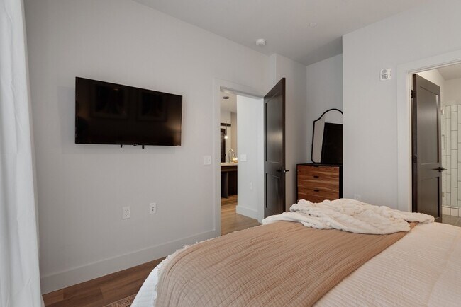 Building Photo - 303 31st Ave N