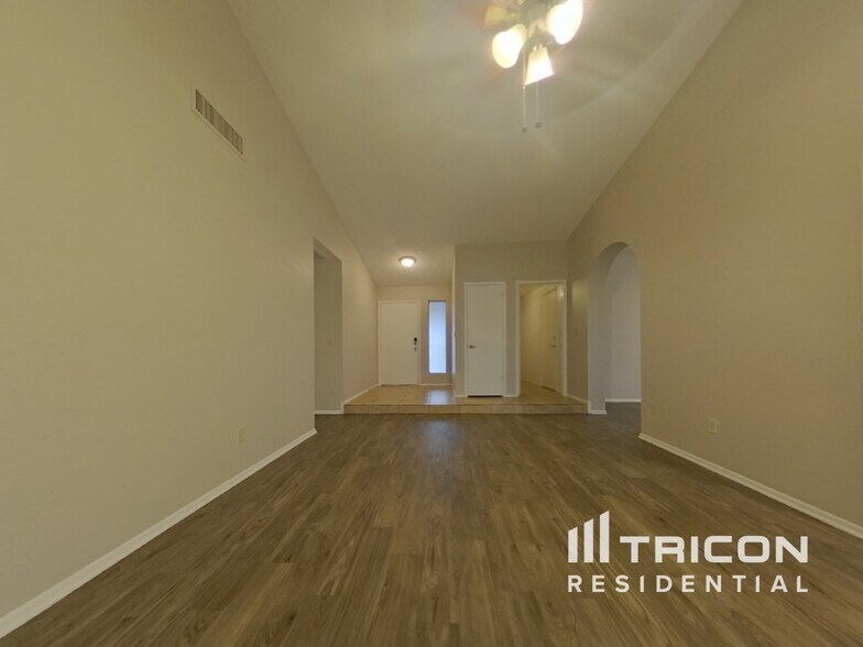 Building Photo - 7937 W Windrose Dr