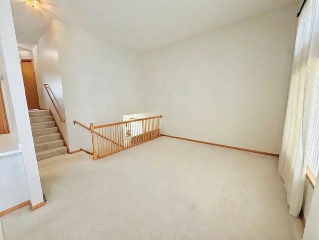Building Photo - Great 2 Bedroom Townhome in Prime Apple Valley Location!   W’Finished Basement