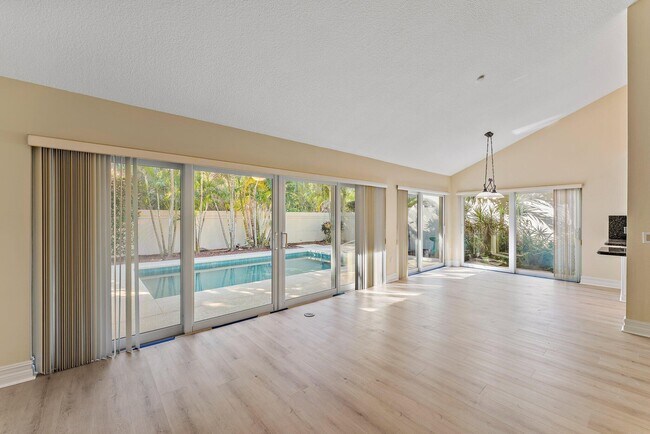 Building Photo - 118 Knoll Way