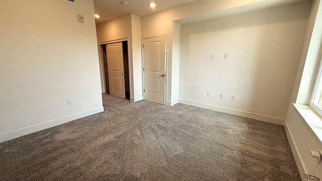 Building Photo - 5933 Sunstone Dr