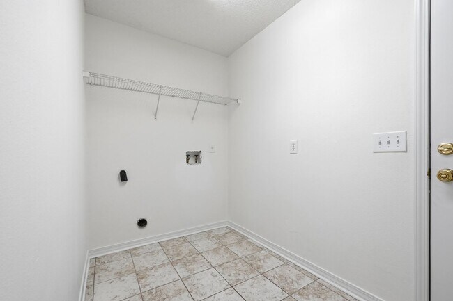 Building Photo - 2030 Hawthorne Dr