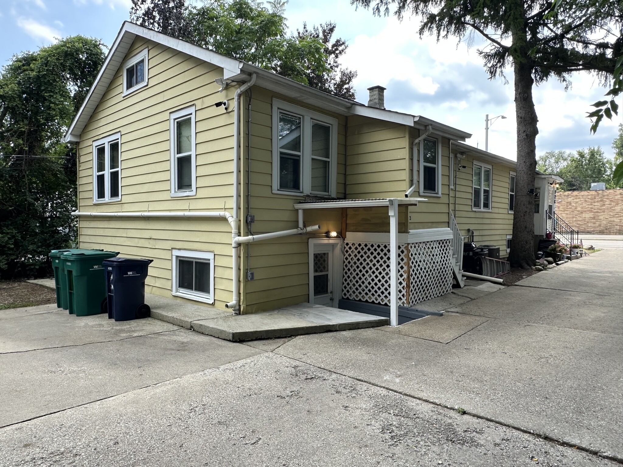 Security lighting and outdoor CCTV - 926 E St Charles Rd