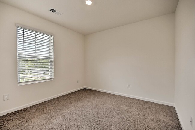 Building Photo - 416 Arrowhead Dr