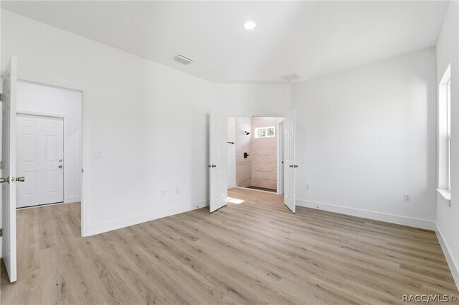 Building Photo - 2275 W Linden Dr