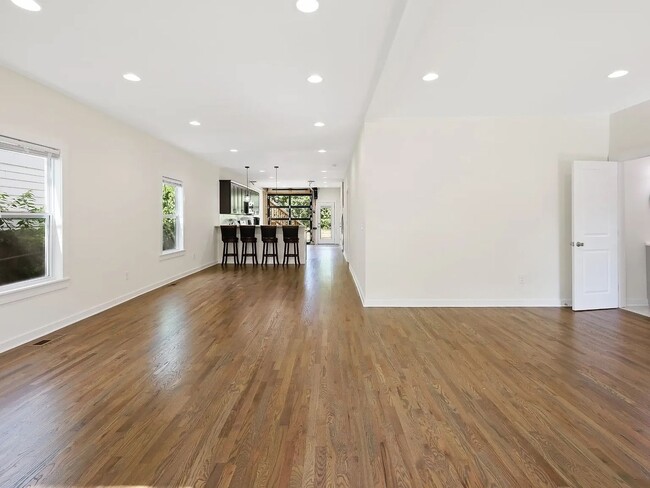 Building Photo - Great 4BR 3.5 Bath in Nashville