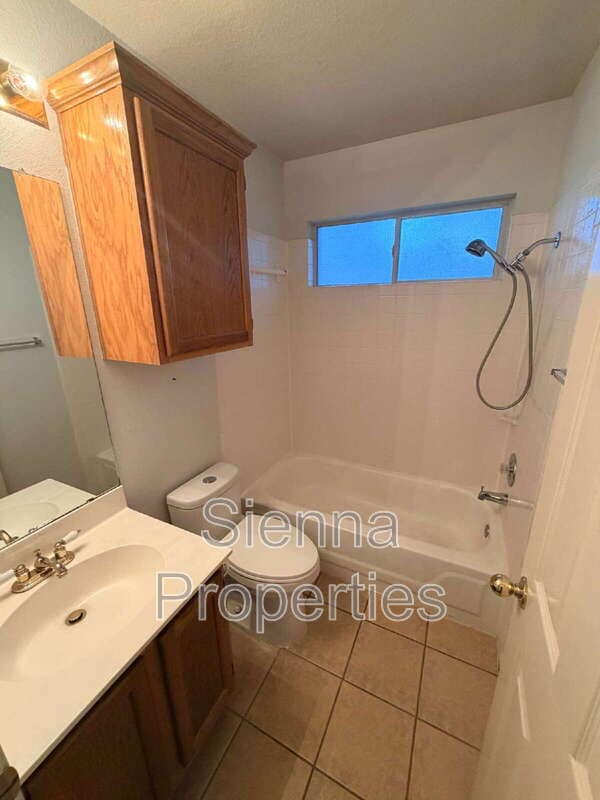 Building Photo - 1006 Reynaldo St
