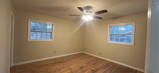 Building Photo - 712 Goodall Ave
