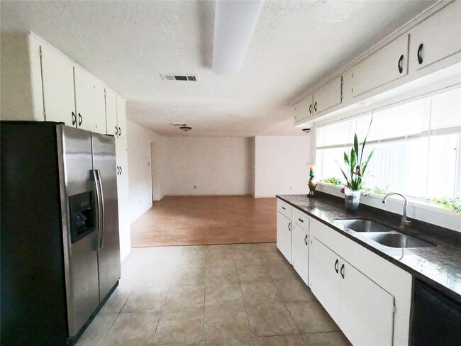 Building Photo - 5231 Beechnut St