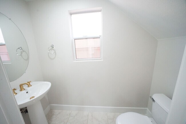 Building Photo - SHOWINGS AVAILABLE NOW