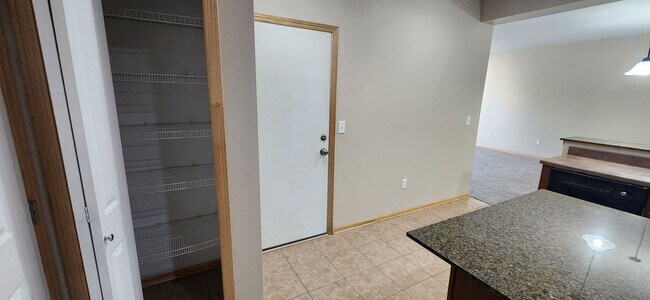Building Photo - Rare 3 bedroom, 2.5 bathroom rental home w...