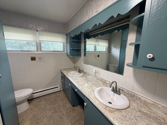 Building Photo - 3BR/2BA/2CarGarage Only A Few Minutes From Everything! Ask About Our Move-In Special!