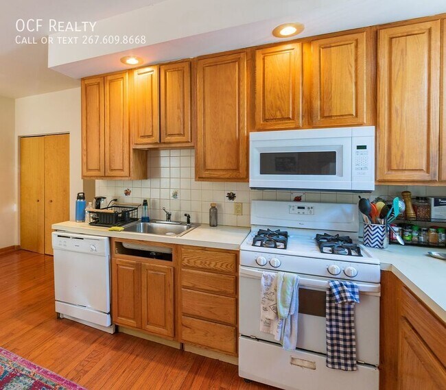 Building Photo - Three Bedroom Graduate Hospital Apartment