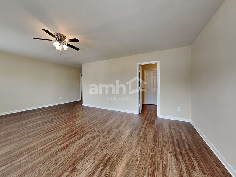 Building Photo - 502 Walnut Crossing Dr