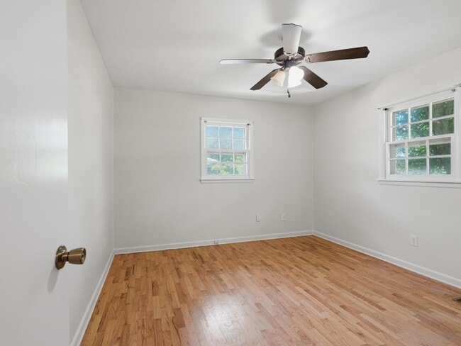 Building Photo - Close to Downtown Athens! Established neighborhood!