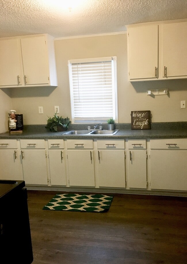 Building Photo - SPACIOUS 2 BED HOUSE!  If there was a picture of QUAINT in the dictionary, this house would be it.