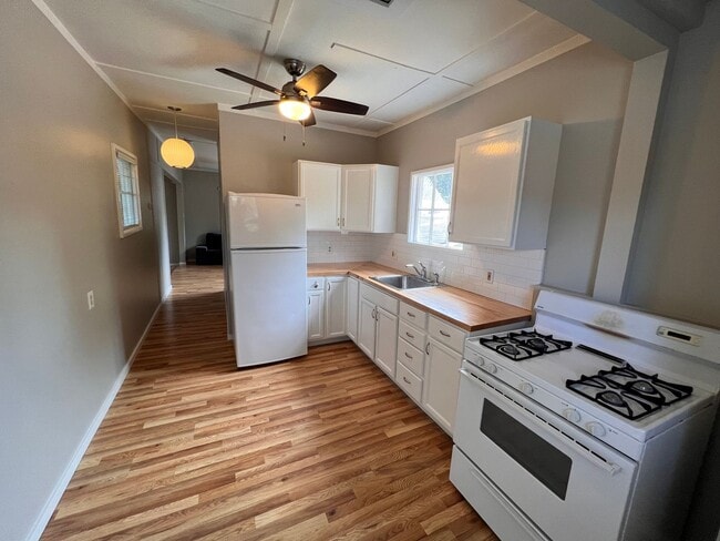 Building Photo - CHARMING STUDIO COTTAGE HOME WITH PRIVATE YARD
