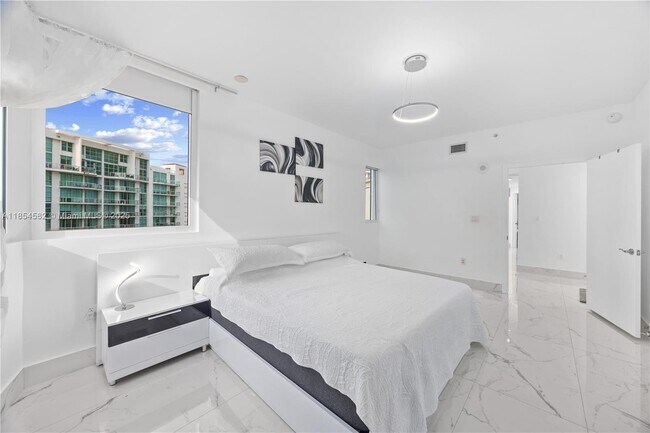 Building Photo - 3000 NE 188th St