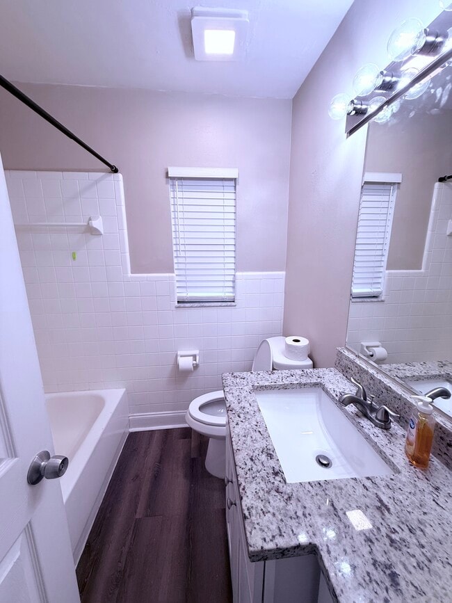 Building Photo - 811 S Lone Oak Dr