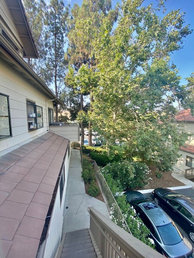 Building Photo - Thousand Oaks- Three Bedroom Condo