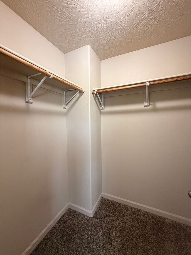 Building Photo - 3-Bedroom Duplex in Lowell