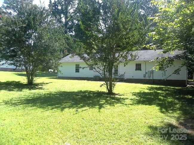 Building Photo - 2025 Hart Rd