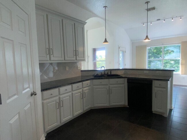 Building Photo - 4 BEDROOM, EASY COMMUTE