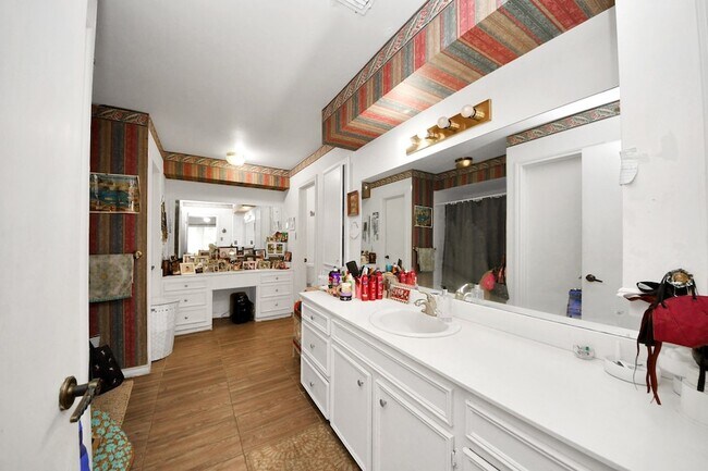 Building Photo - 17 Winged Foot Dr