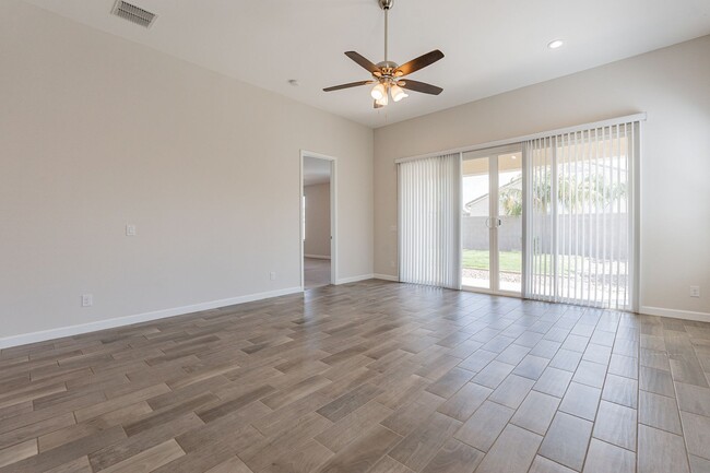 Building Photo - Beautiful and Spacious Single-Level Family...